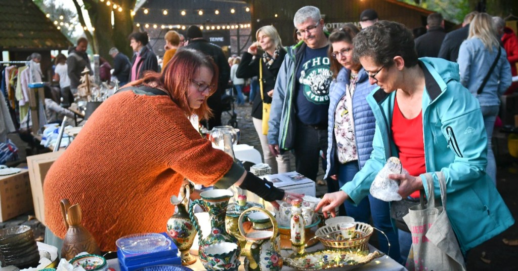 Besucher feilschen auf einem Flohmarkt um den Preis