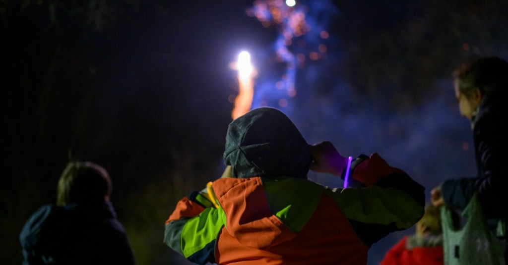 Silvester mit Kind: ein Junge sieht sich ein Feuerwerk an