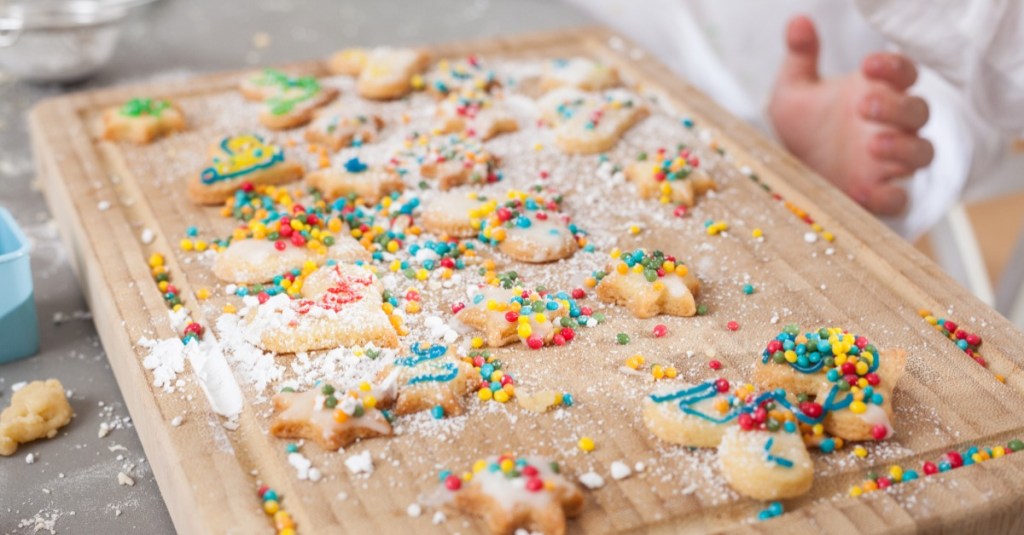 Weihnachten Familie: dekorierte Plätzchen liegen auf einem Holzbrett