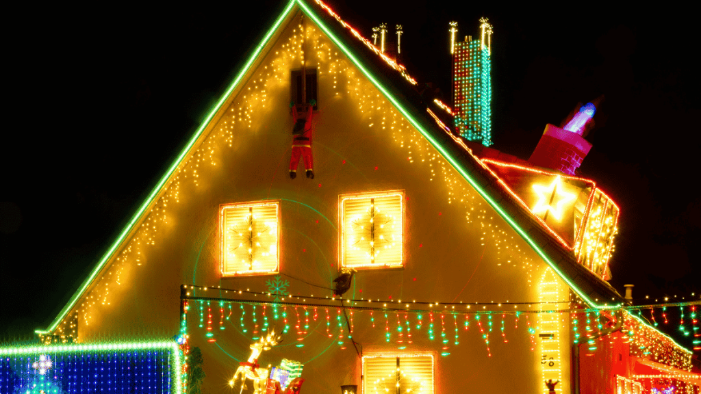 Weihnachtsbeleuchtung am Haus