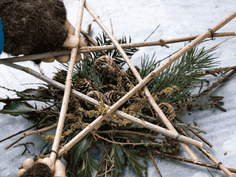 Weihnachtsgesteck selber machen: DIY aus 5 Zweigen