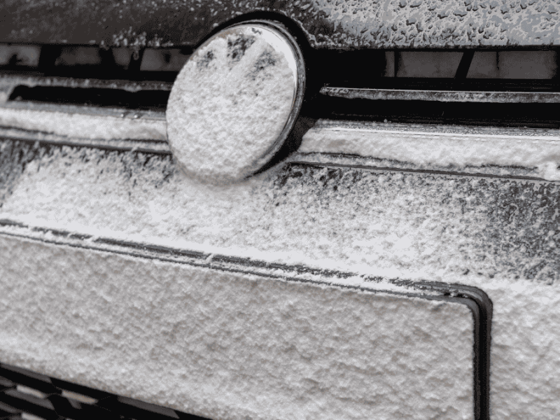 BuÃŸgelder im Winter, verschneites Nummernschild