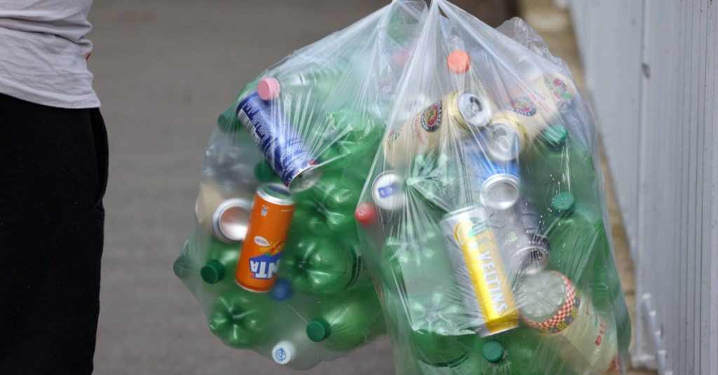 Pfandbon in anderer Filiale einlösen: zwei Plastiktüten, gefüllt mit leeren Plastikflaschen