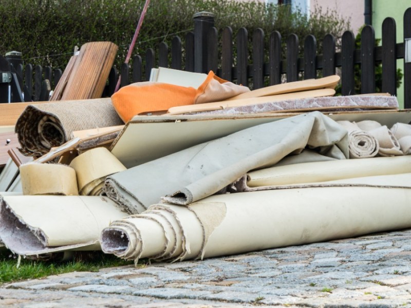 Teppich entsorgen: Teppichreste liegen auf der StraÃŸe