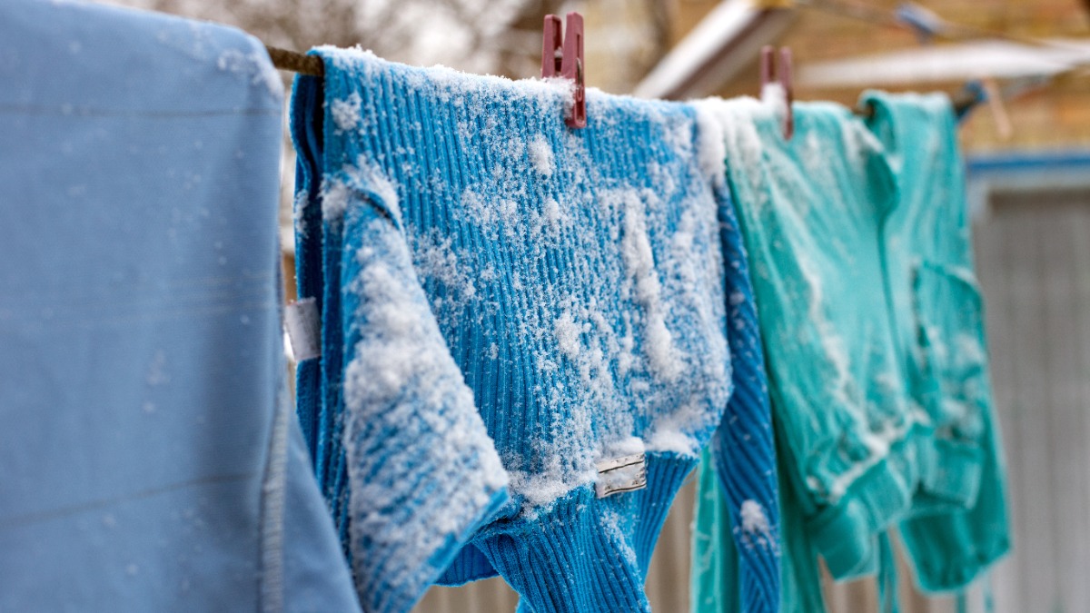 WÃ¤sche im Winter drauÃŸen trocknen: WÃ¤sche hÃ¤ngt auf einer Leine und ist mit Schnee bedeckt