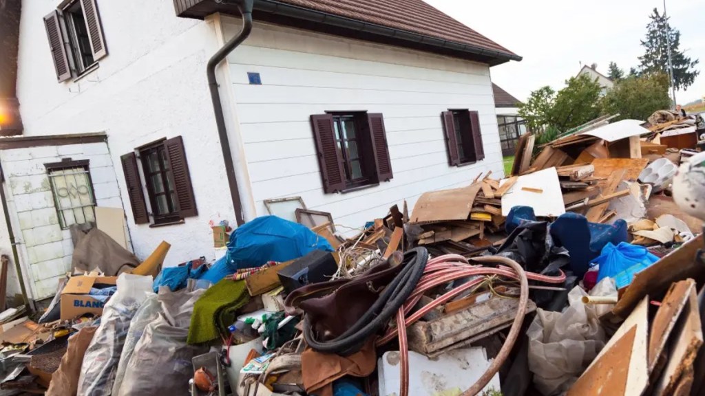 Sperrmüll vor einem Haus.