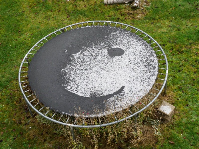 Trampolin reinigen: ein Trampolin mit angetautem Schnee auf dem Sprungtuch