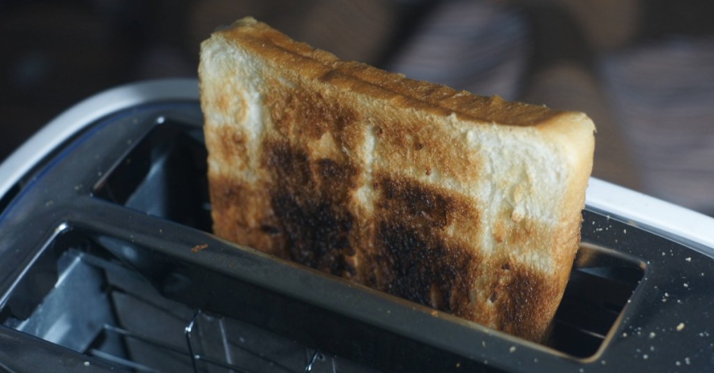 Toaster reinigen: ein verbranntes Toast steckt in einem Toaster